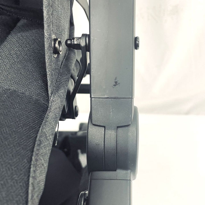 Guzzie + Guss Oxygen V2 Compact Stroller - Raven (101279) (Floor Model)